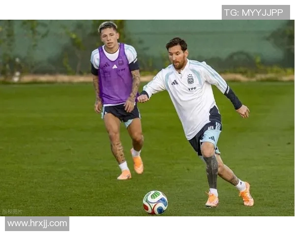 梅西与教练的精彩瞬间足球明星的训练与比赛时刻回顾