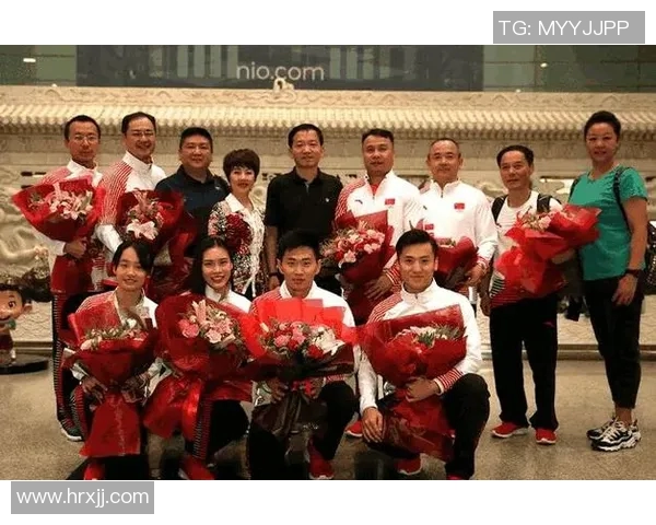 足球明星手捧鲜花展现风采与荣耀的瞬间定格在美丽的画面中